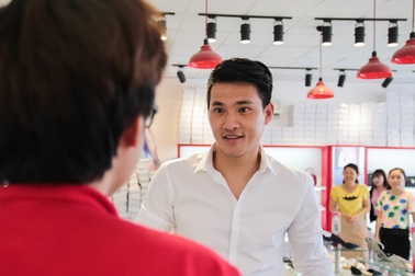 Công Vinh tỉ mẩn chọn quà 8/3 tặng Thủy Tiên