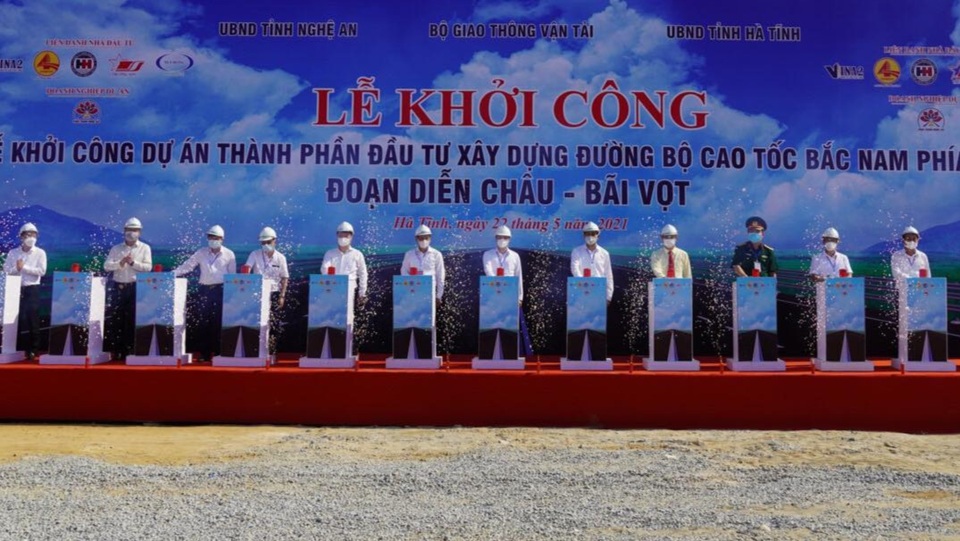 Khởi công dự án cao tốc có vốn đầu tư khủng nhất tuyến Bắc - Nam - 2 Khởi công dự án cao tốc có vốn đầu tư khủng nhất tuyến Bắc - Nam - 2