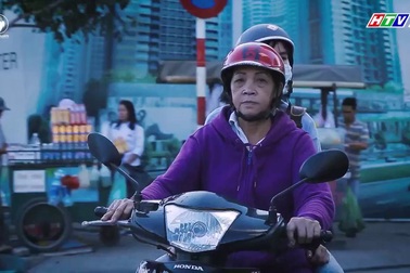 Hát mãi ước mơ - Cẩm Ly nghẹn ngào trước bà nội 62 tuổi chạy xe ôm nuôi 3 cháu ăn học