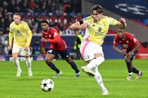 Vlahovic giúp Juventus hòa may mắn tại Champions League