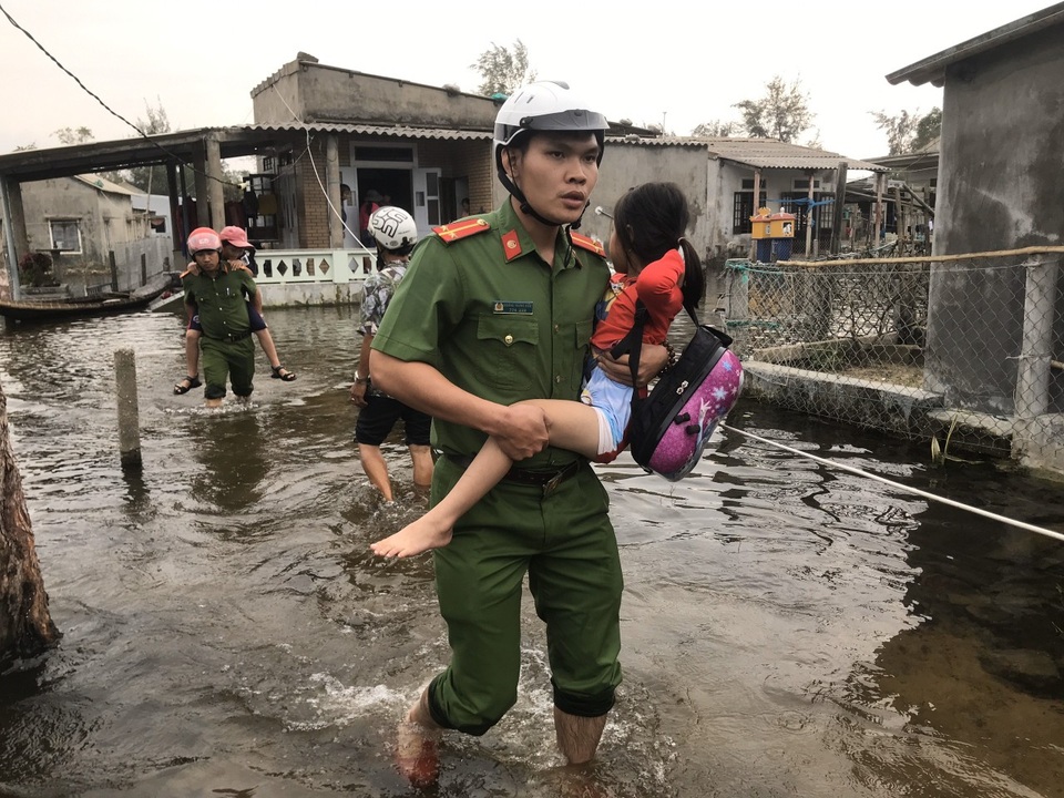 Thừa Thiên Huế cảnh báo người dân không ra khỏi nhà trong suốt 21 tiếng - 1 Thừa Thiên Huế cảnh báo người dân không ra khỏi nhà trong suốt 21 tiếng - 1