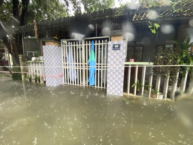 Nước mưa tràn vào khu dân cư ở TP Huế