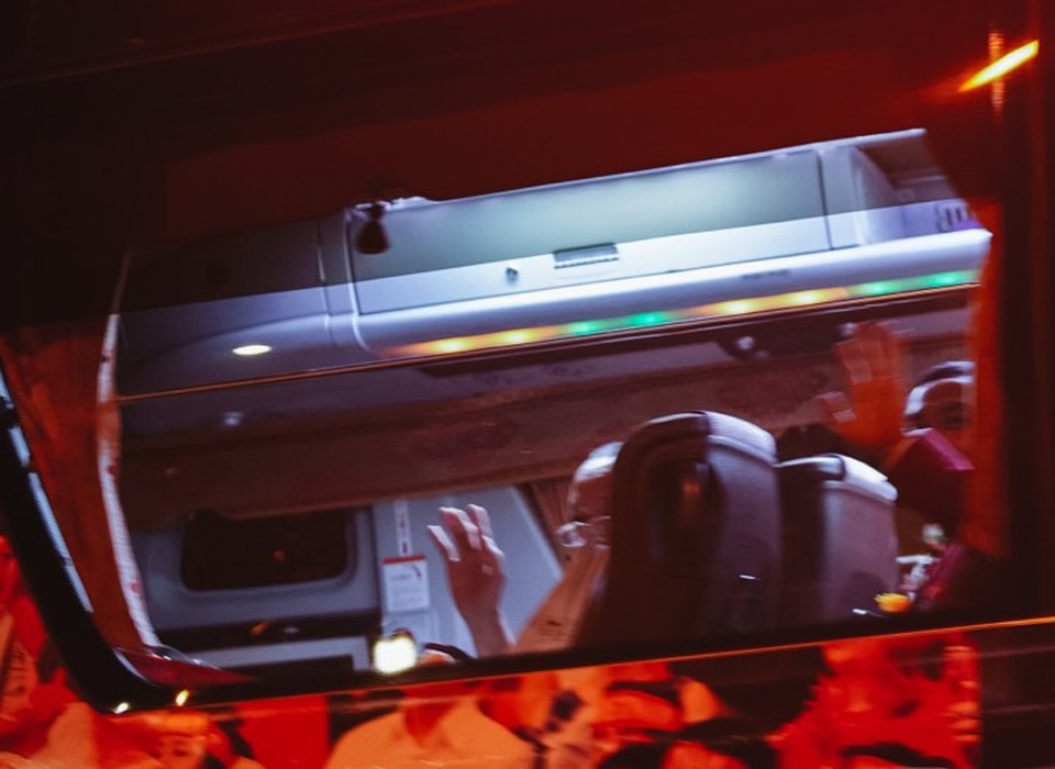 Khoảnh khắc đoàn xe đón các cầu thủ U22 Việt Nam tiến ra từ trong sân bay Nội Bài - 7