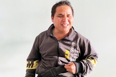 Người đàn ông mù mất hết tiền tiết kiệm trên đường đi hát rong