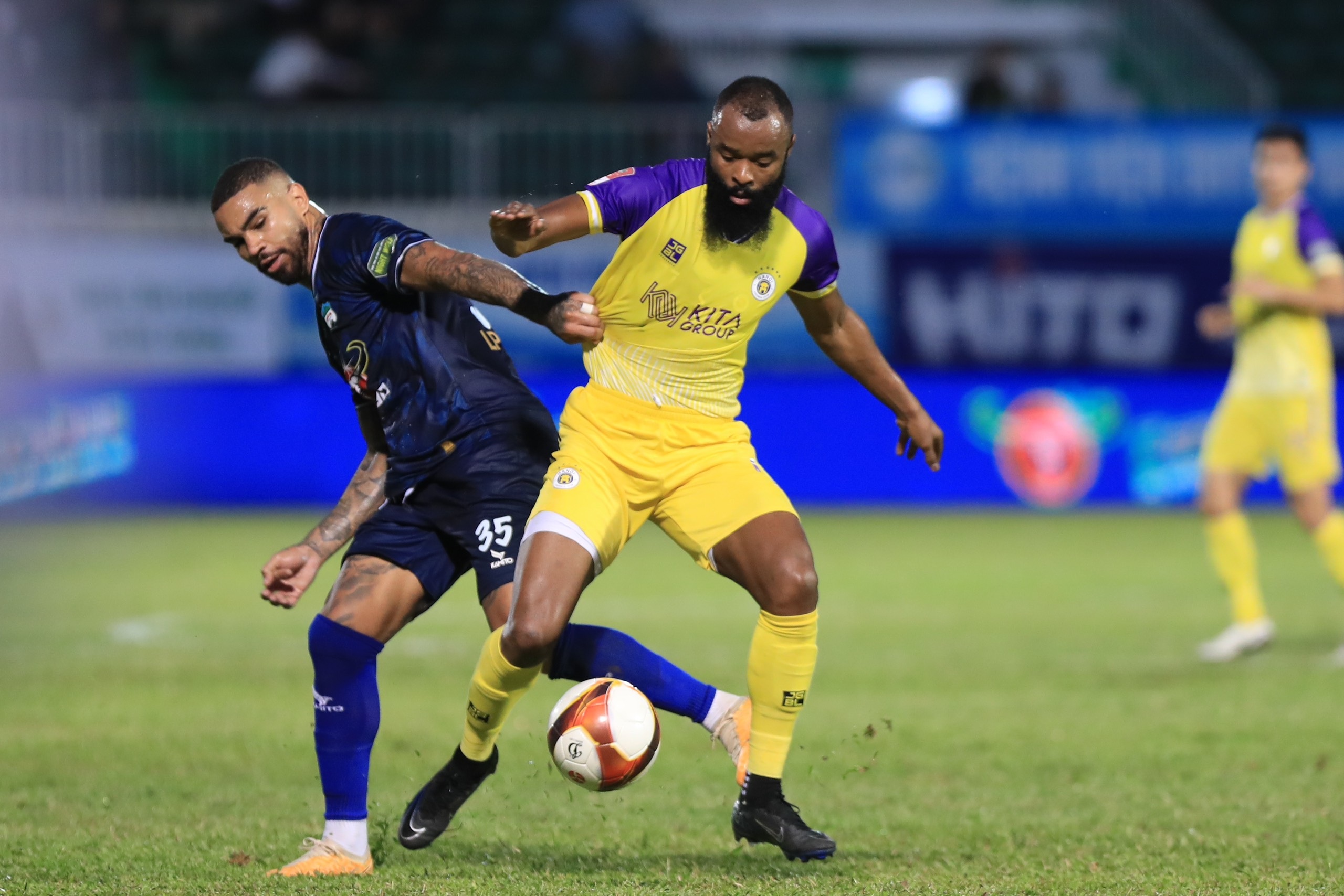 HA Gia Lai បានយកឈ្នះក្លឹបហាណូយនៅថ្ងៃដែលលោក Vu Tien Thanh បង្ហាញខ្លួនជាលើកដំបូង - 4 HA Gia Lai đánh bại CLB Hà Nội trong ngày ông Vũ Tiến Thành ra mắt - 4