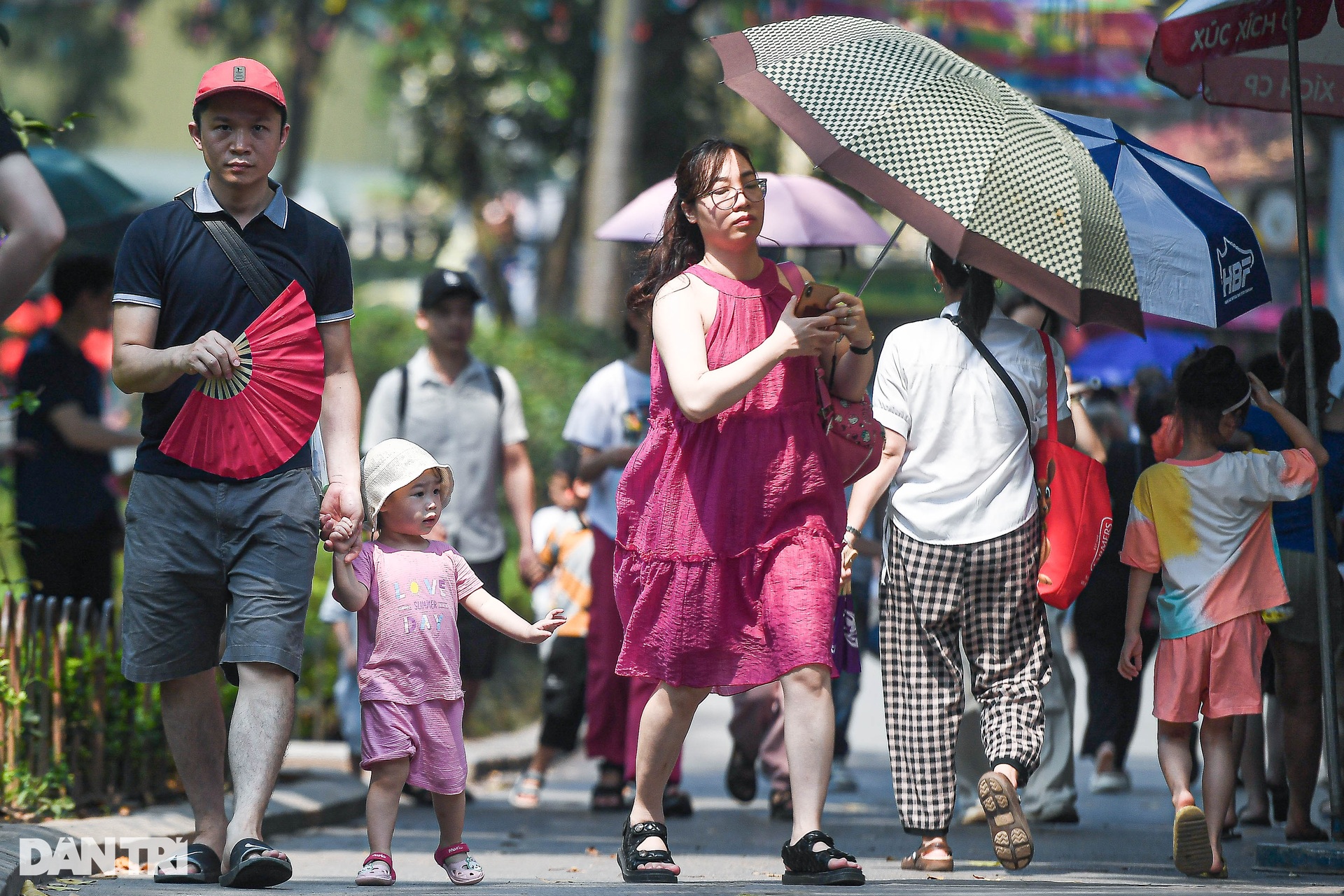 Nắng nóng gay gắt, người dân Thủ đô khổ sở ở các điểm vui chơi - 1 Nắng nóng gay gắt, người dân Thủ đô khổ sở ở các điểm vui chơi - 1