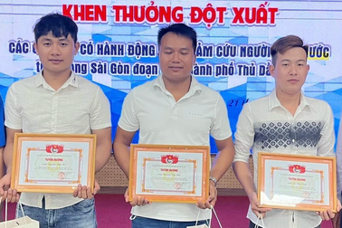 Khen thưởng đột xuất 3 thanh niên cứu 2 mẹ con đuối nước trên sông Sài Gòn