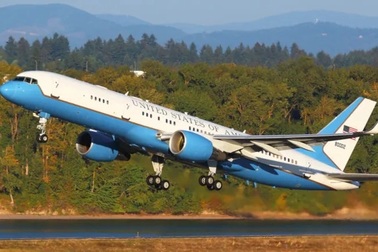 Máy bay chở Bộ trưởng Quốc phòng Mỹ phải hạ cánh khẩn cấp ở Anh