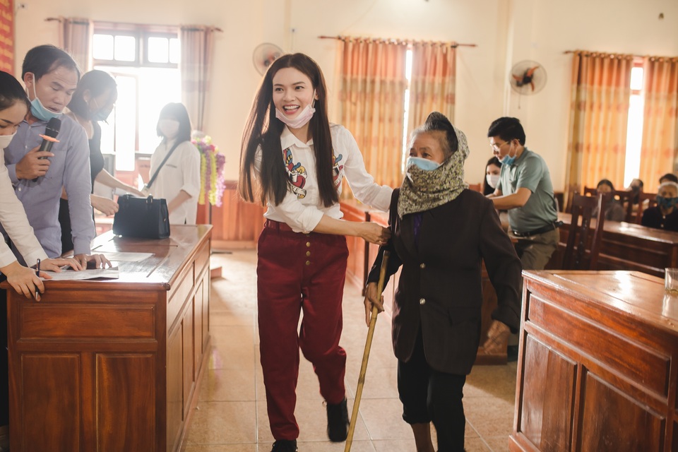 Phạm Phương Thảo hỗ trợ dân nghèo xứ Nghệ vượt qua đại dịch - 1 Phạm Phương Thảo hỗ trợ dân nghèo xứ Nghệ vượt qua đại dịch - 1