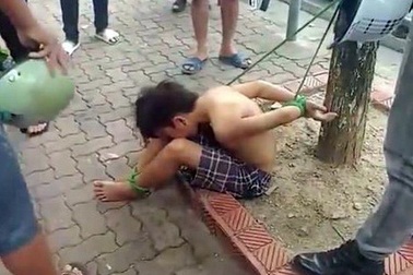 Hà Nội: 3 kẻ trói cậu bé đánh giày vào gốc cây sẽ phải lĩnh hậu quả gì?