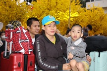 Lao động nghèo rưng rưng nước mắt trên chuyến xe về quê đón Tết