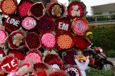 Đường phố TPHCM rực rỡ sắc hoa dịp 8/3