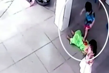 Bé 17 tháng tuổi bị bạn giẫm đạp lên người: Đình chỉ Hiệu phó