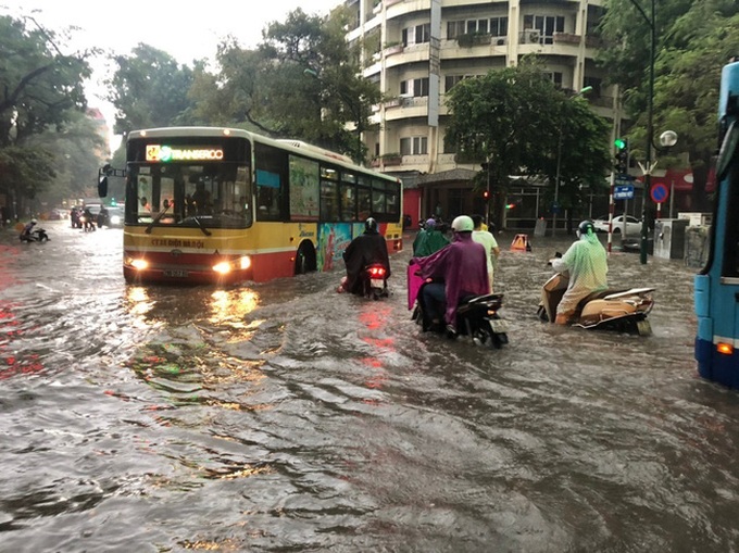 Bão số 2 gây mưa lớn, Hà Nội có nguy cơ ngập úng các tuyến phố nội thành - Ảnh 1.