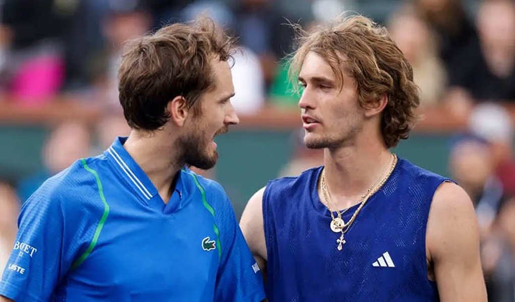 Alcaraz tiến vào chung kết Queens Club, Medvedev đánh bại Zverev - 2 Alcaraz tiến vào chung kết Queens Club, Medvedev đánh bại Zverev - 2