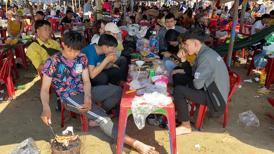 Ngộp thở tại các quán nhậu ven biển ngày mùng 4 Tết - 7 Ngộp thở tại các quán nhậu ven biển ngày mùng 4 Tết - 7