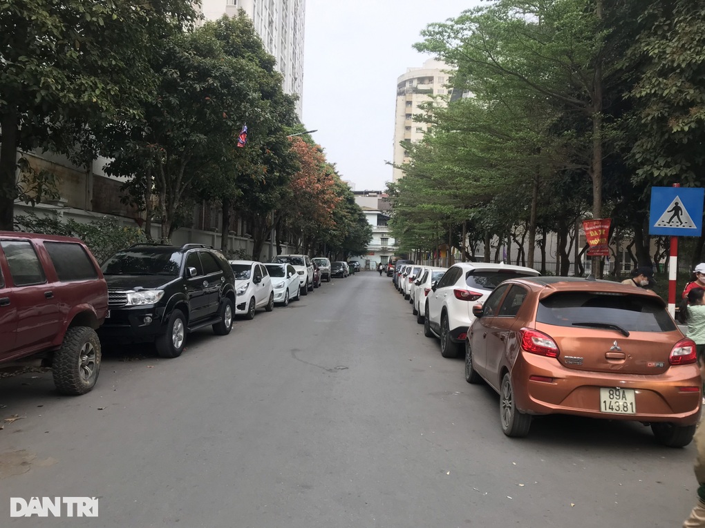 Hà Nội: Gần 4.000 học sinh bị ô tô bủa vây, tan học tràn xuống lòng đường - 4 Hà Nội: Gần 4.000 học sinh bị ô tô bủa vây, tan học tràn xuống lòng đường - 4