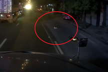 Giật mình khoảnh khắc em bé một mình bò ra đường quốc lộ giữa đêm tối