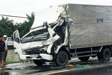 Hai xe tải tông nhau, tài xế chết trong cabin