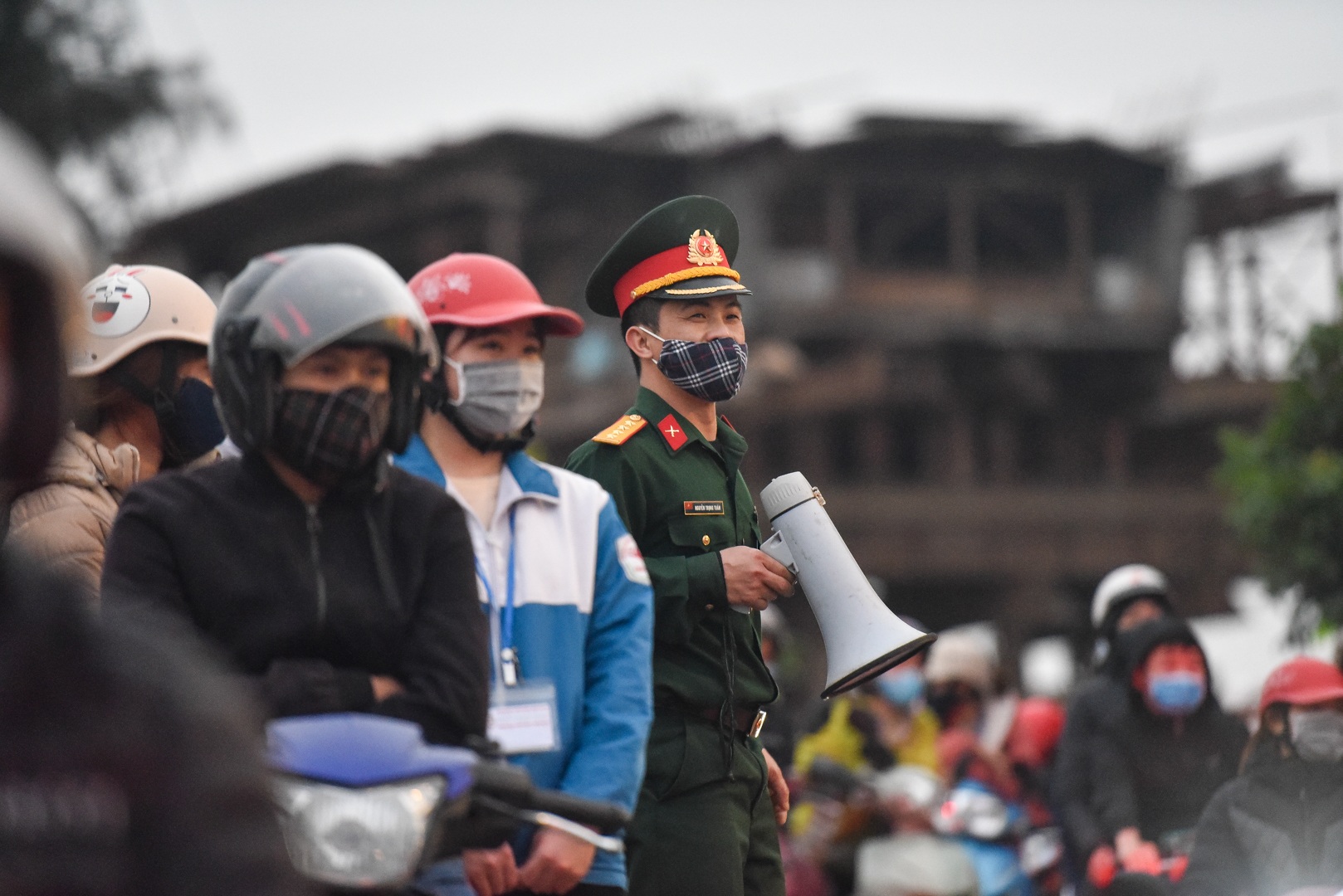 Hải Dương: Hàng ngàn người ùn ùn đợi phà giữa thời dịch Covid-19 - 22 Hải Dương: Hàng ngàn người ùn ùn đợi phà giữa thời dịch Covid-19 - 22