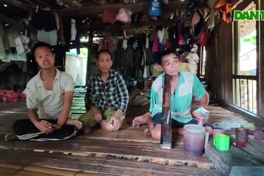 Mẹ già bệnh tật vất vả chăm chồng khuyết tật, con tâm thần