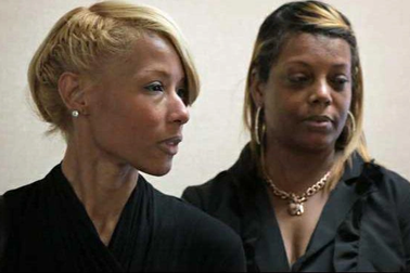 Cặp nữ song sinh dùng dao sát hại mẹ vì bị gọi dậy sớm