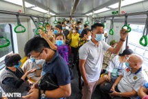 Cả đêm không ngủ, người dân ra ga từ 5h sáng chờ đi tàu Cát Linh - Hà Đông
