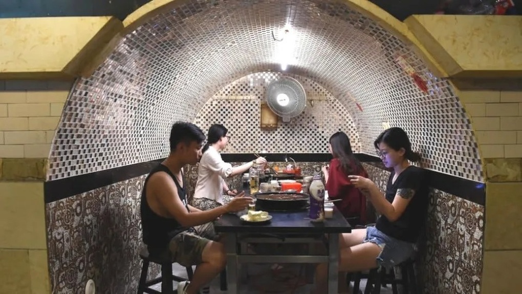 Nắng nóng kỷ lục chảy đế giày, người dân phải xuống hầm sâu ăn lẩu cay - 5 Nắng nóng kỷ lục chảy đế giày, người dân phải xuống hầm sâu ăn lẩu cay - 5