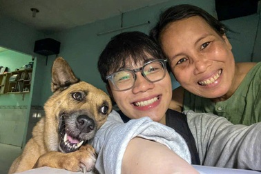 Chuyện phía sau bức ảnh mẹ, con trai và chú chó gây chú ý