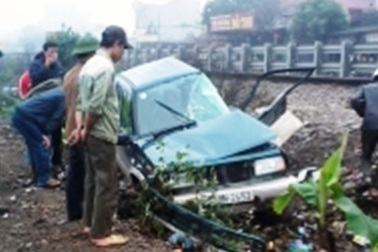 Xe chở GĐ Ngân hàng bị tàu hỏa tông văng xa gần 30m