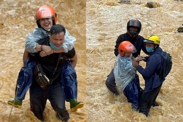 Người dân Quảng Trị cõng các cô giáo vượt lũ đến trường