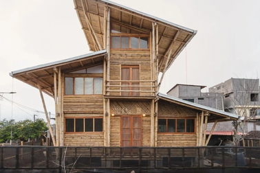 Vợ chồng làm nhà 3 tầng bằng tre trên đảo, thoáng mát quanh năm