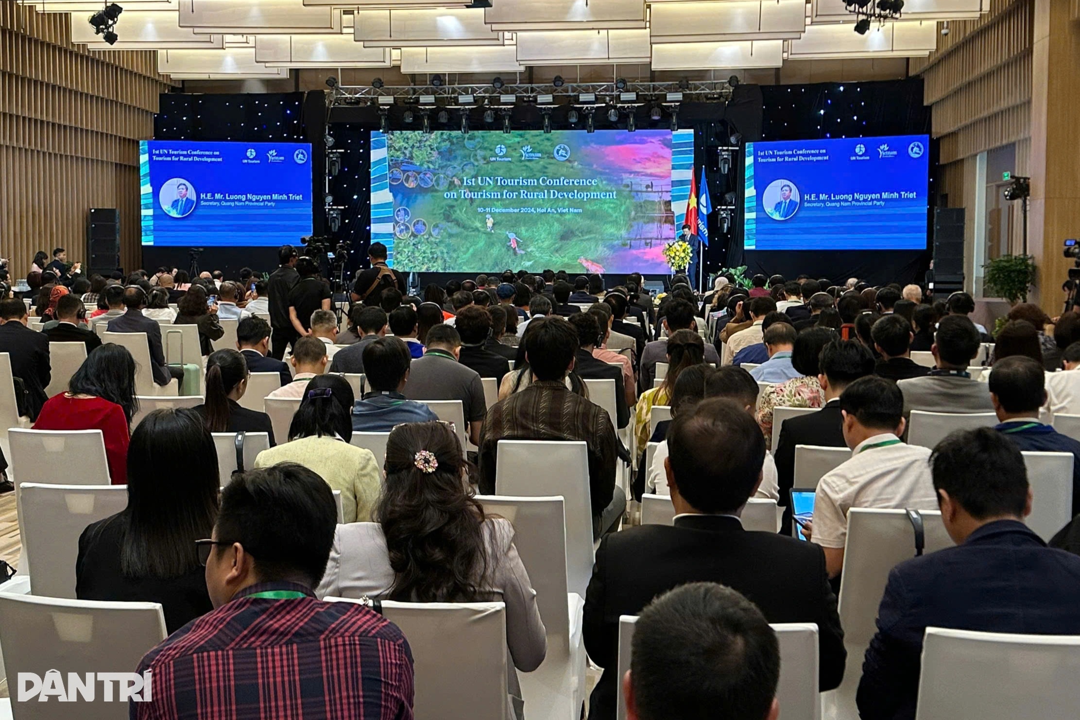 ឧបនាយករដ្ឋមន្ត្រី ឡេ ថាញ់ឡុង៖ ទេសចរណ៍គឺជានិន្នាការអភិវឌ្ឍន៍ទៅអនាគត - ១ Phó Thủ tướng Lê Thành Long: Du lịch là xu hướng phát triển của tương lai - 1