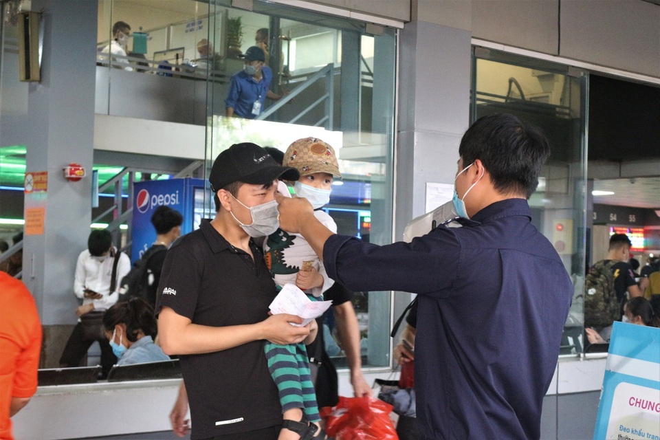Bến xe đông nghịt người mua vé về quê nghỉ lễ 30/4 - 1/5 - 7 Bến xe đông nghịt người mua vé về quê nghỉ lễ 30/4 - 1/5 - 7