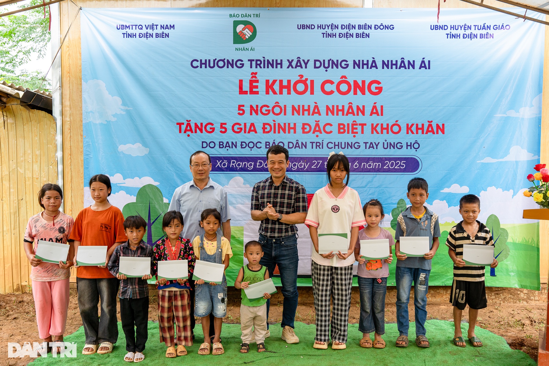 Hơn 600 triệu đồng từ bạn đọc Dân trí giúp 5 hộ nghèo Điện Biên an cư - 10