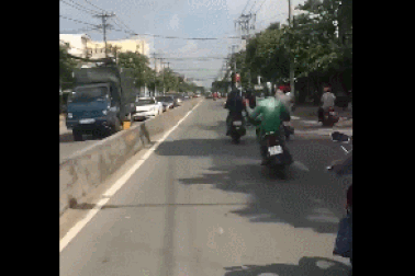 Tức mắt cảnh nam thanh niên đi xe máy buông cả hai tay, lạng lách trên đường