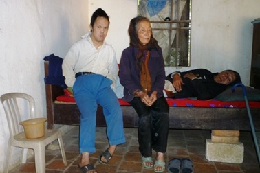 Cụ bà 76 tuổi nuôi chồng liệt, con điên