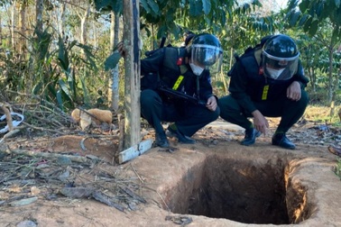Đột kích bãi khai thác vàng trái phép, bắt giữ 3 "vàng tặc"