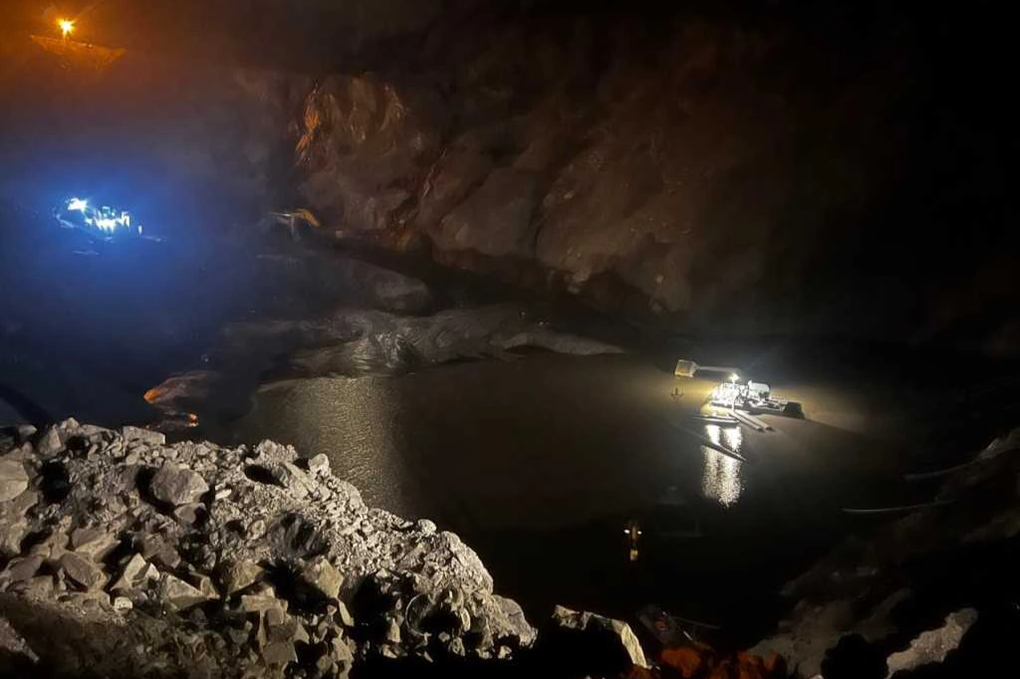 Đào bới lượng đất đá lớn tìm nạn nhân vụ lở hầm mỏ than Cọc Sáu - 1