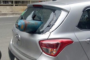 Hà Nội: Bình ôxy "từ trên trời rơi xuống" xuyên thủng ô tô