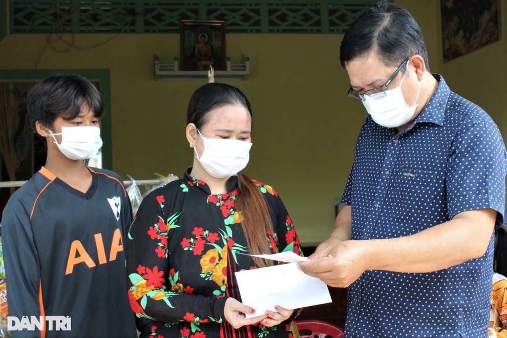 Trao bằng Tổ quốc ghi công cho gia đình người bán cá hy sinh khi cứu người - 2