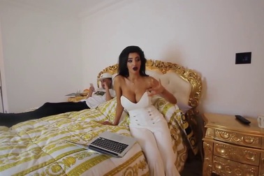 Chloe Khan khoe nhà siêu sang