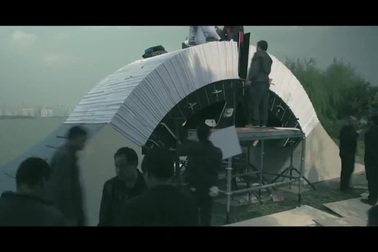 Video màn trình diễn ấn tượng Range Rover đi qua cây cầu bằng giấy