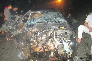 Xe Captiva nát bét sau va chạm, 2 người nguy kịch