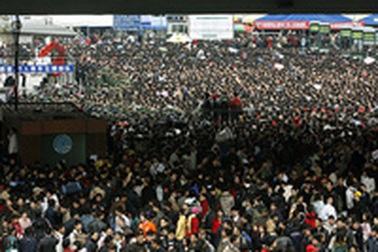 Suýt sinh con trên xe buýt