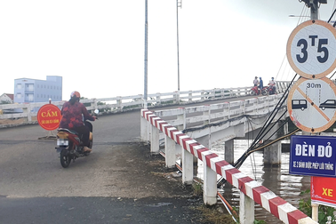 Vụ xe 31 tấn qua cầu 3,5 tấn: Xem xét trách nhiệm phó công an huyện