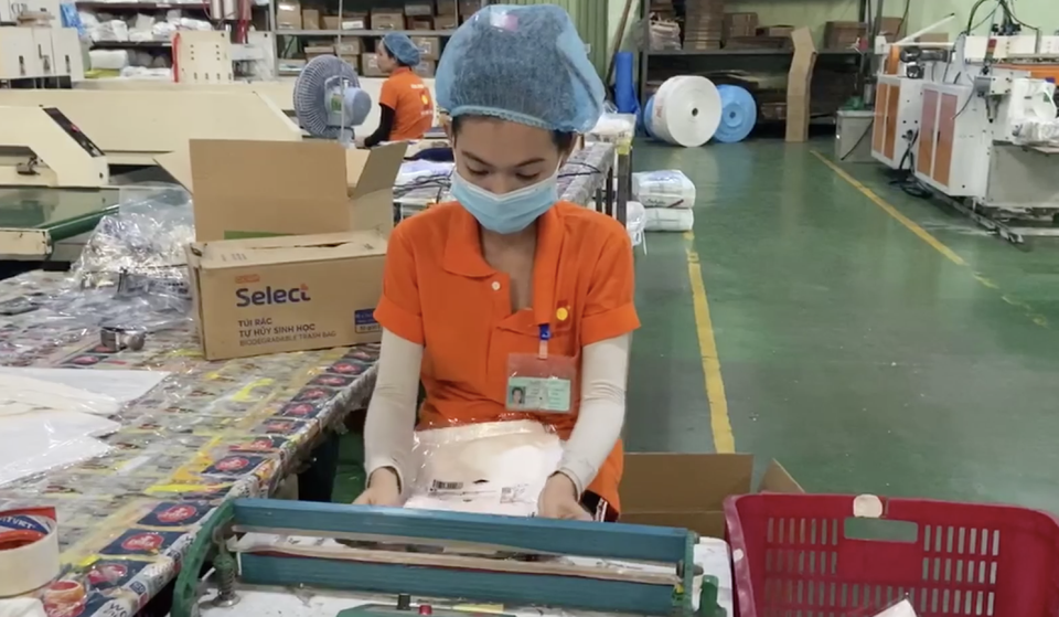 Né Covid-19: Doanh nghiệp giảm, thay đổi lịch làm việc - 1 Né Covid-19: Doanh nghiệp giảm, thay đổi lịch làm việc - 1