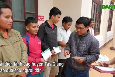 Phóng viên Dân trí "cõng" muối, gạo hỗ trợ dân tộc Cơ Tu bị lũ quét mất nhà