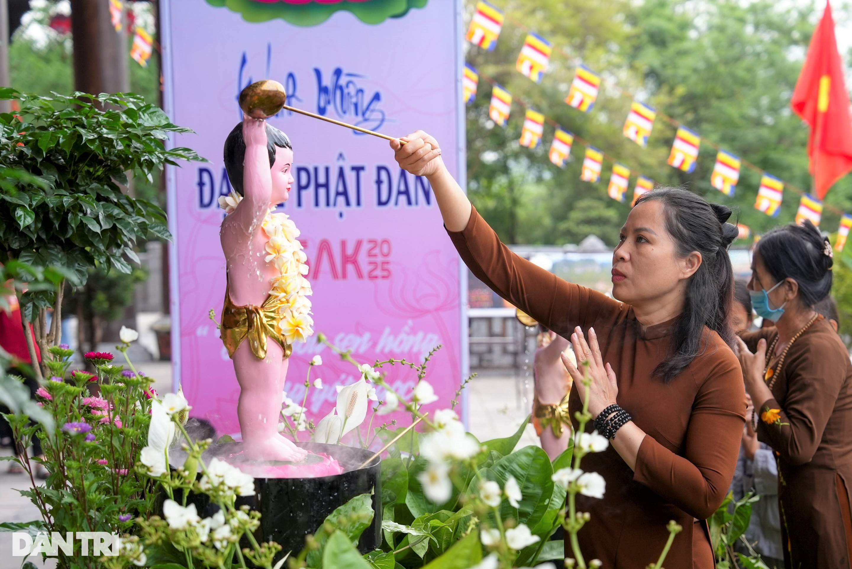 Hàng nghìn người chiêm bái, tắm Phật mừng đại lễ Phật đản tại chùa Bái Đính - 3 Hàng nghìn người chiêm bái, tắm Phật mừng đại lễ Phật đản tại chùa Bái Đính - 3