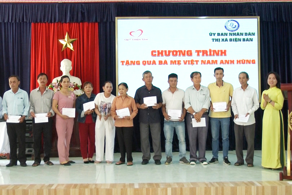 Trưởng Ban Tuyên giáo Trung ương dâng hương tưởng nhớ anh hùng liệt sĩ - 3 Trưởng Ban Tuyên giáo Trung ương dâng hương tưởng nhớ anh hùng liệt sĩ - 3